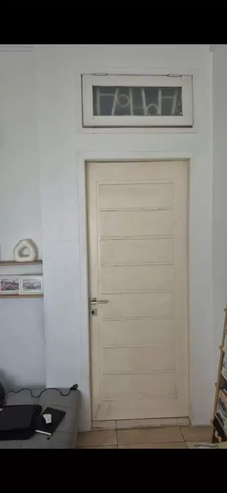 Pintu dari kayu merawan