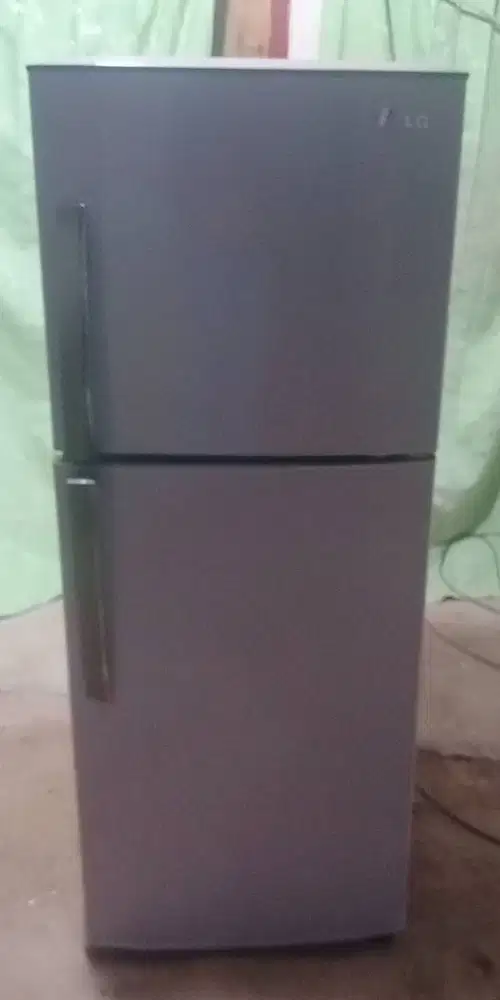 Kulkas 2 pintu LG. Mesin original pabrik belum rusak.