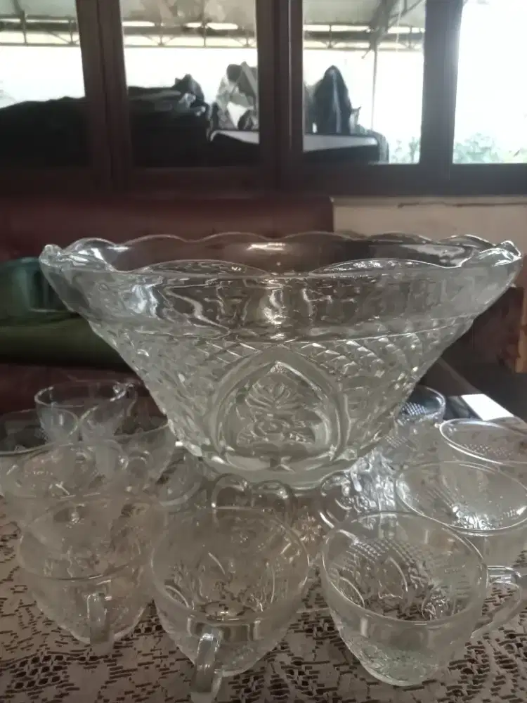 Di jual tempat untuk es buah dan gelasnya