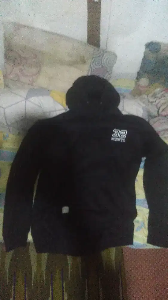 Jaket hoodie merk WHSTL size XL warna Hitam