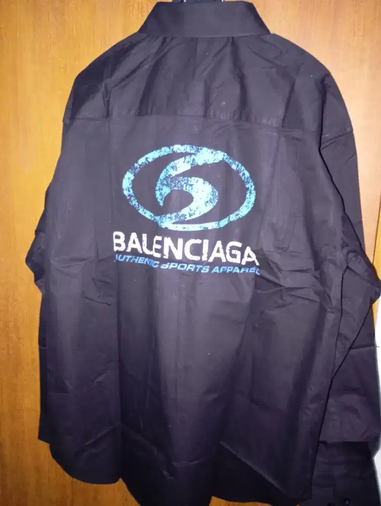 Kemeja Balenciaga putih dan hitam
