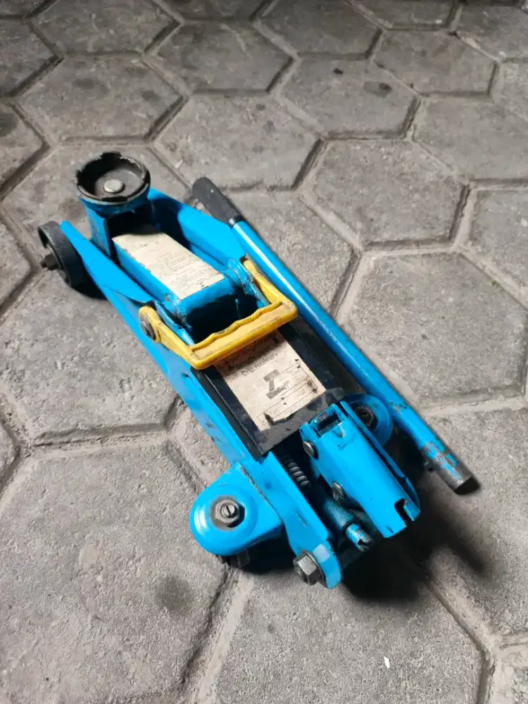 Dongkrak buaya mobil