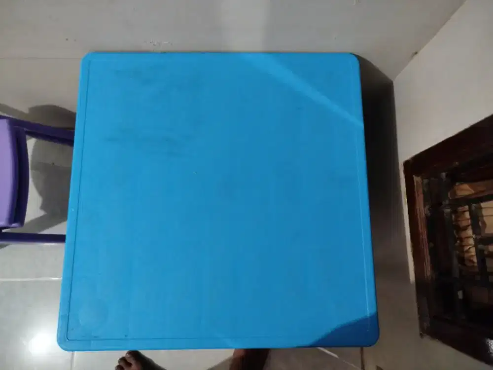 Meja dan kursi belajar