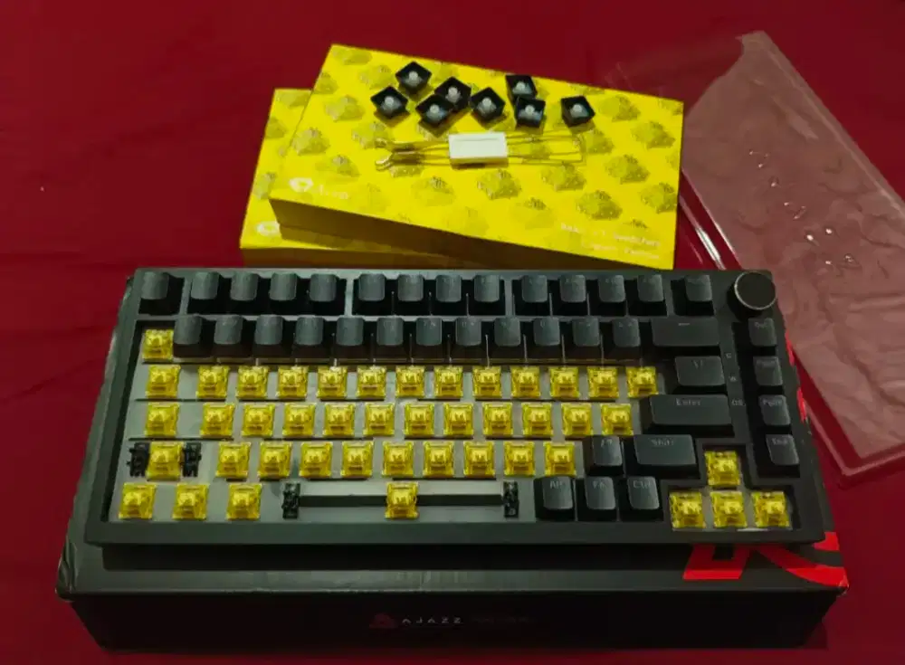 Ajazz AK820 Monochrome.
Switch Akko V3 Cream Yellow (Non Pro)66 Switch