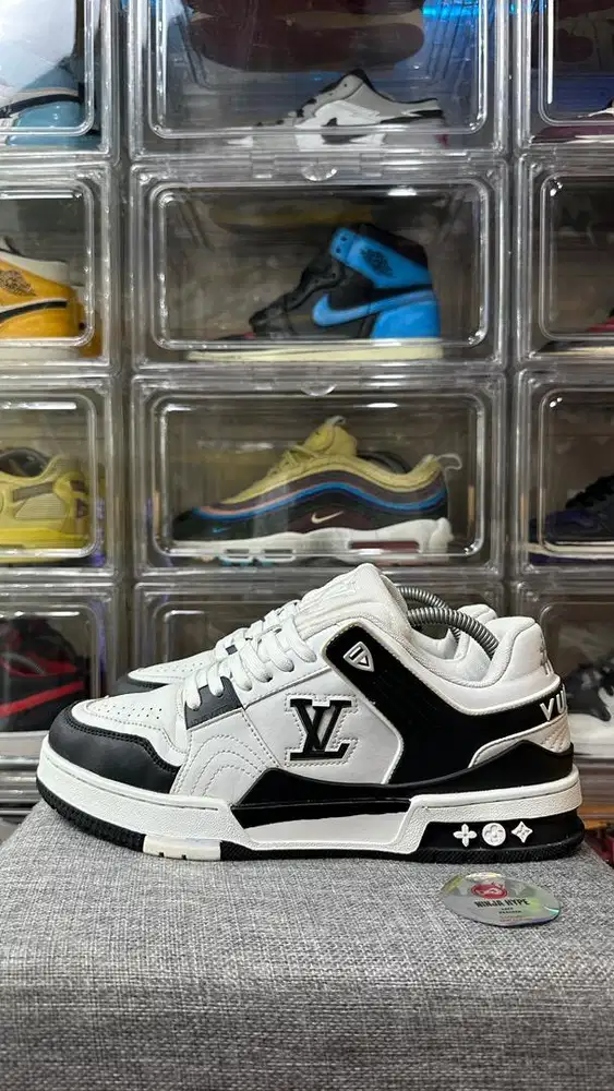 LOUIS VUITTON TRAINER WHITE BLACK