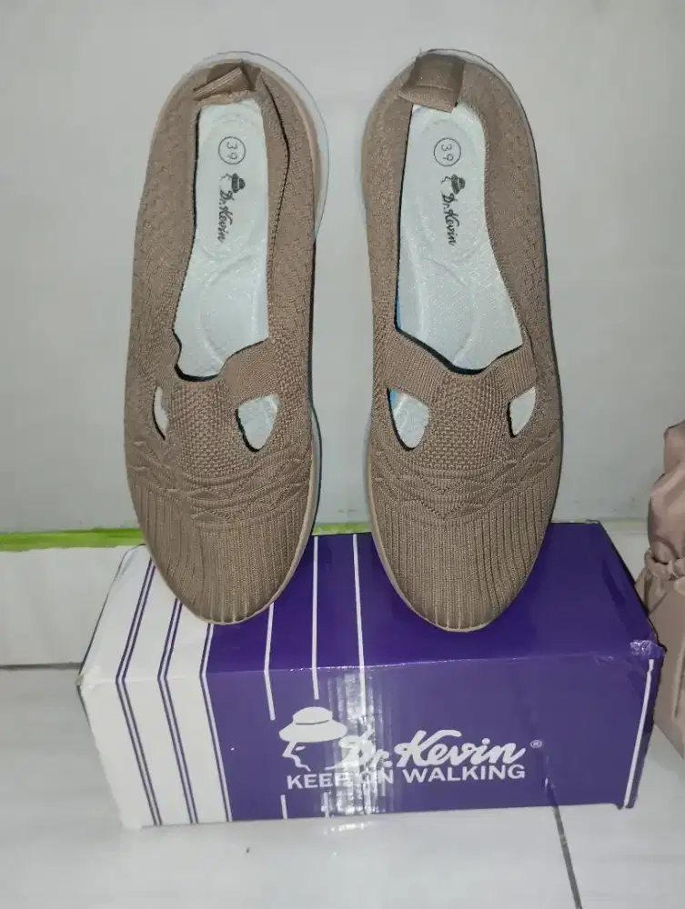 sepatu cewe ori dr kevin