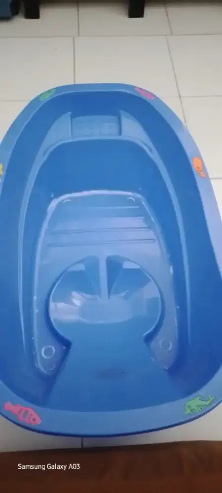 Bak mandi anak biru