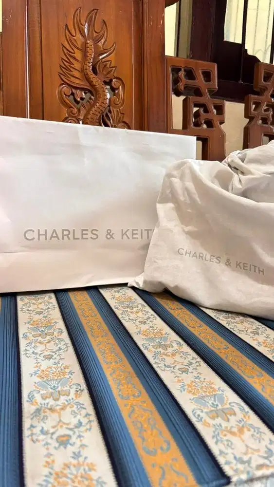 Tas Bahu Charles & Keith