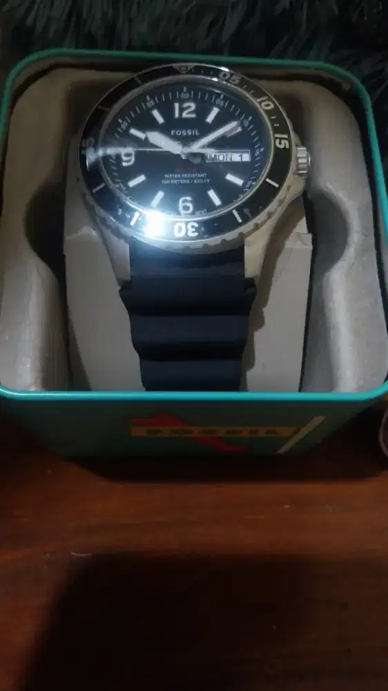 Fossil Gress Like New.