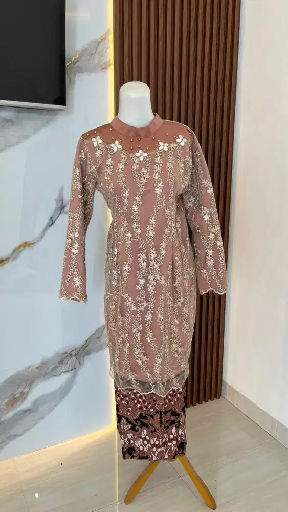 Kebaya set dengan rok