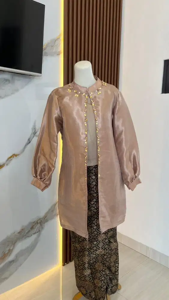 Kebaya set bahannya tebal dan mewah