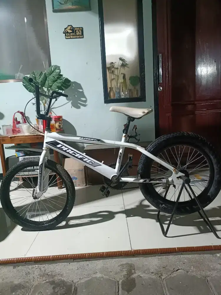 Sepeda BMX UK 20 Merk Pacific