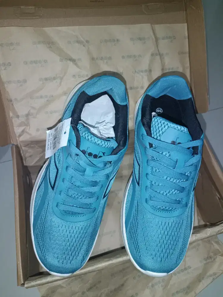 Jual sepatu merk DIADORA ORI NO 39 WARNA DARK BLUE HARGA 250k NETT
