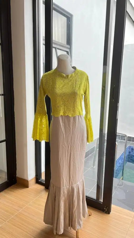 Dress semi brukat bentuk rok duyung