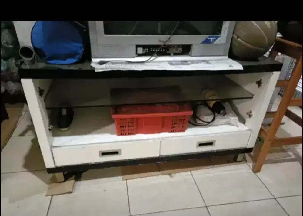 Meja televisi atau serbaguna