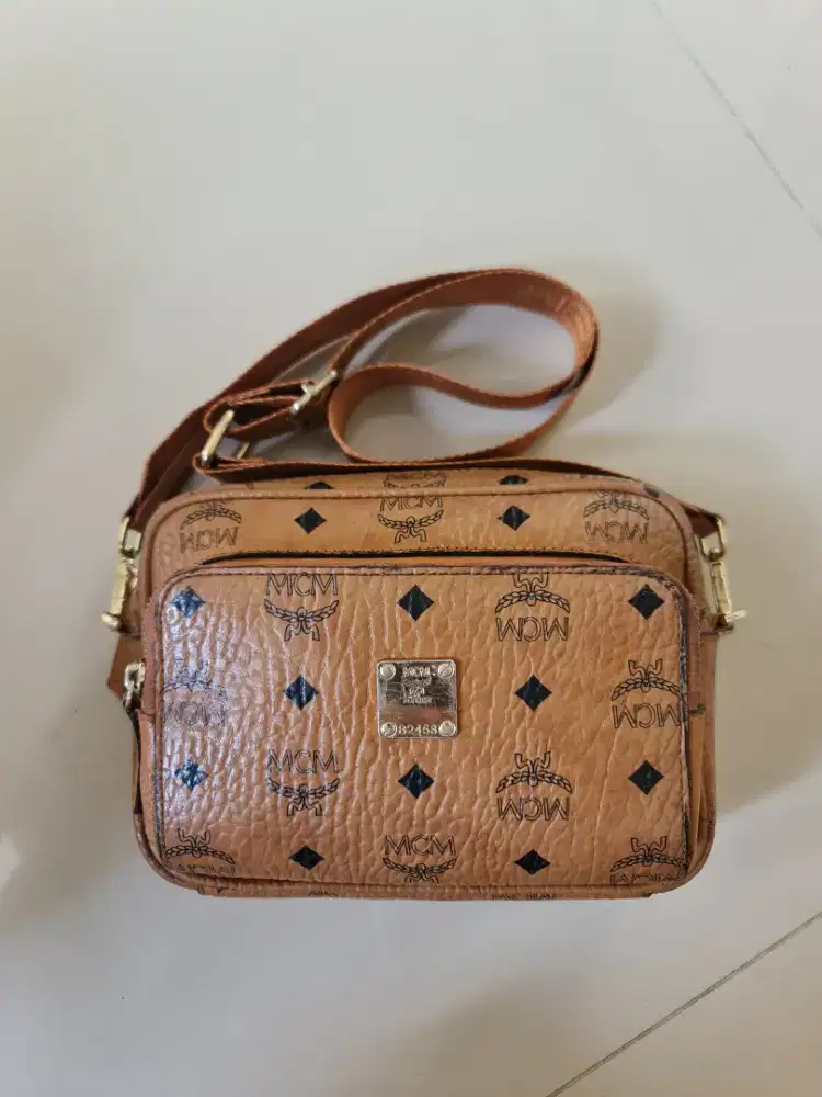 157. Tas Sling Camera Bag Pria Wanita MCM Munchen Brown
Second