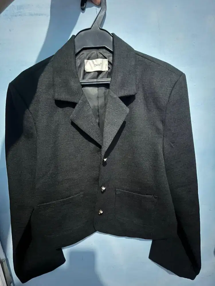 Jas hitam merek taco