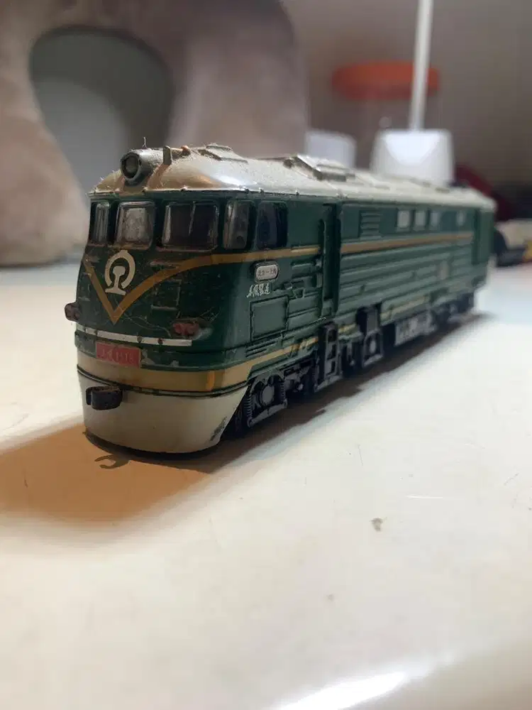 Miniatur Kereta Lokomotif DF4B