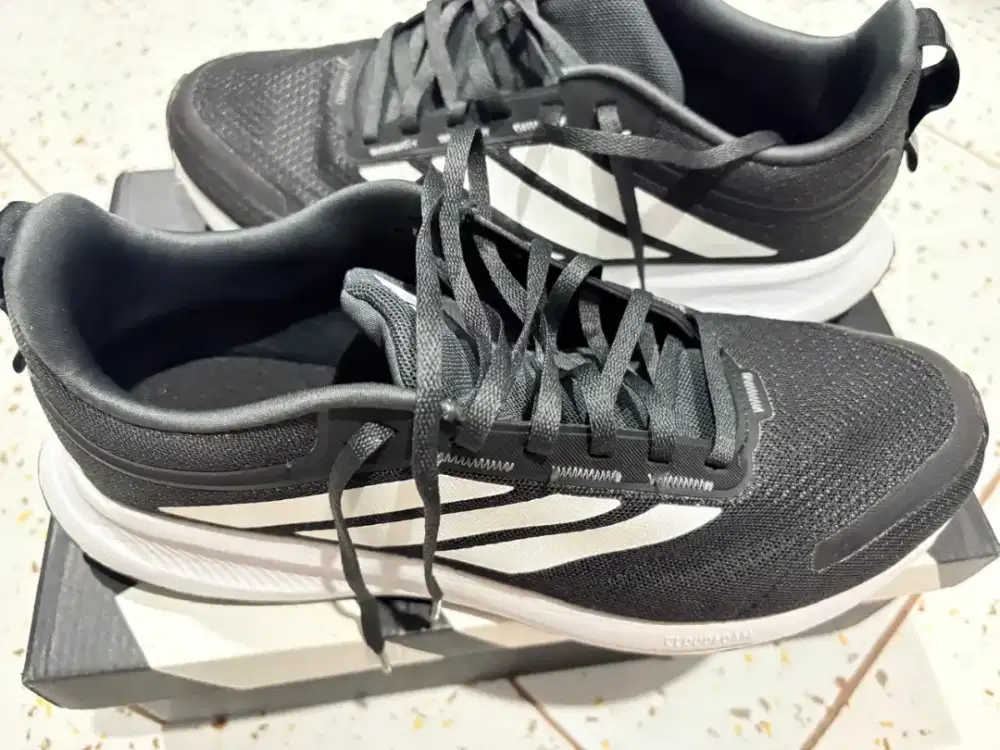 Sepatu adidas Runblaze 42.5