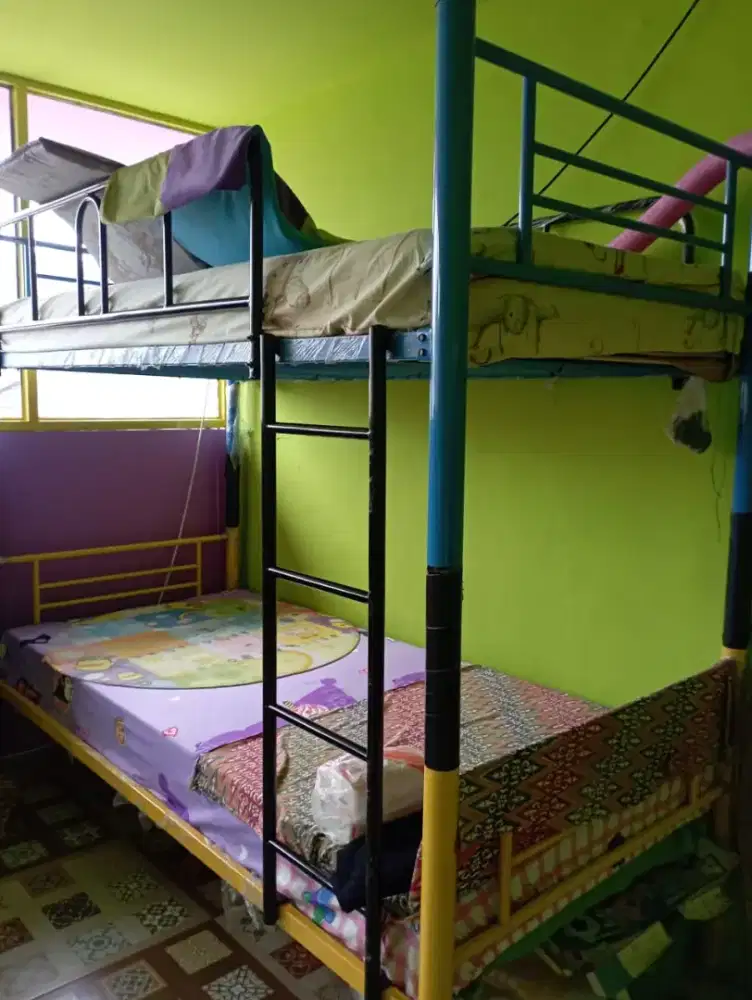 Ranjang tingkat besi tanpa kasur