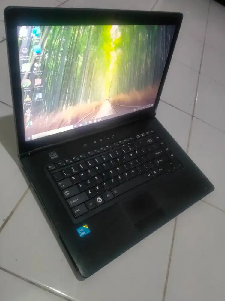Laptop kuat Toshiba core i5 RAM 4Gb/250Gb batre bagus (No minus)