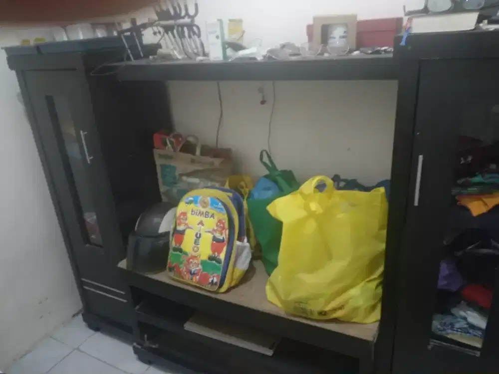 Buffet warna hitam