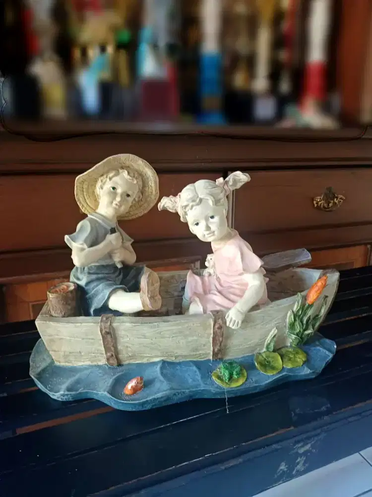 Pajangan Hiasan Anak Laki dan Perempuan diatas Perahu Size 45x30x20 cm