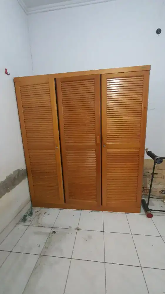 BU! Lemari Kayu 3 Pintu Kokoh – Murah, Siap Pakai Kalideres