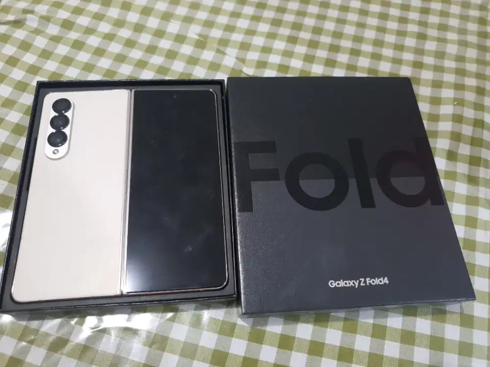 Samsung z fold 4 12/256 ex sein lengkap dus, lcd dalam rusak,