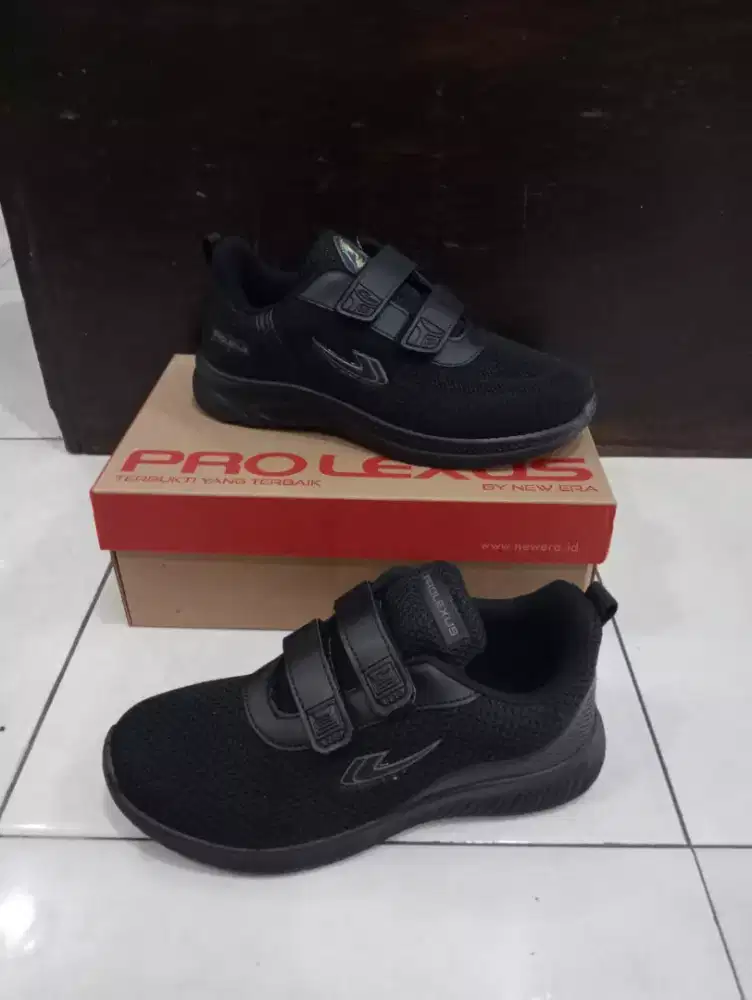 Sepatu sekolah kretekan