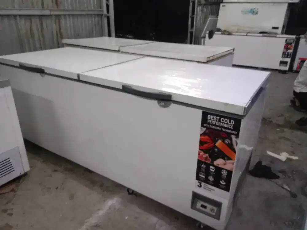 Chest freezer showcase chiller