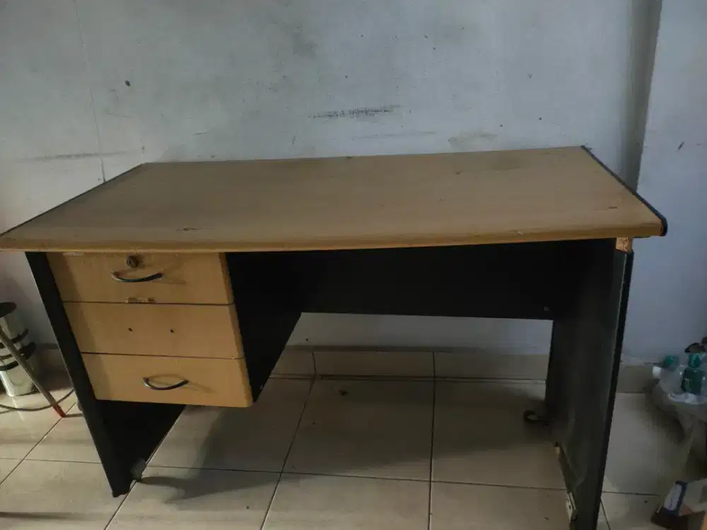 MEJA KANTOR BEKAS DIJUAL