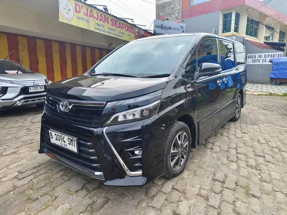 Toyota VOXY 2.0 Bensin AT 2018 Hitam  low KM