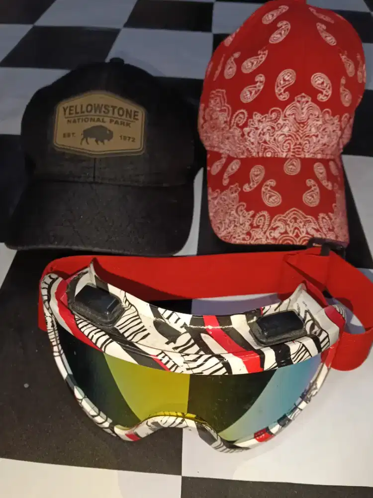 Topi dan kaca mata helm cross