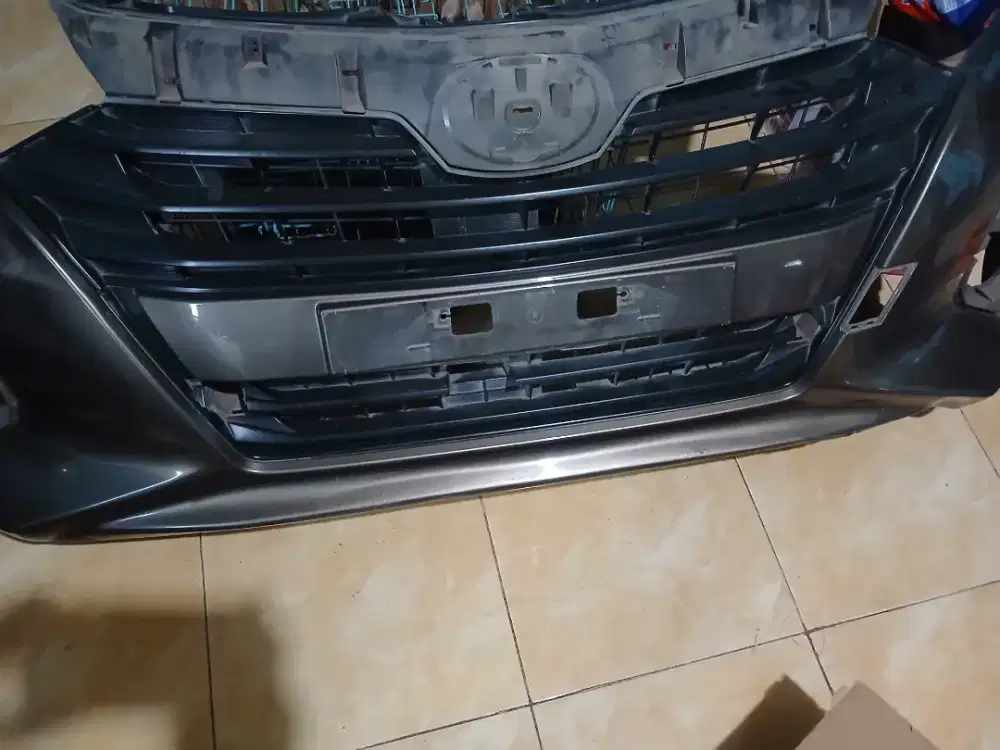 Bumper dan panel pintu bekas