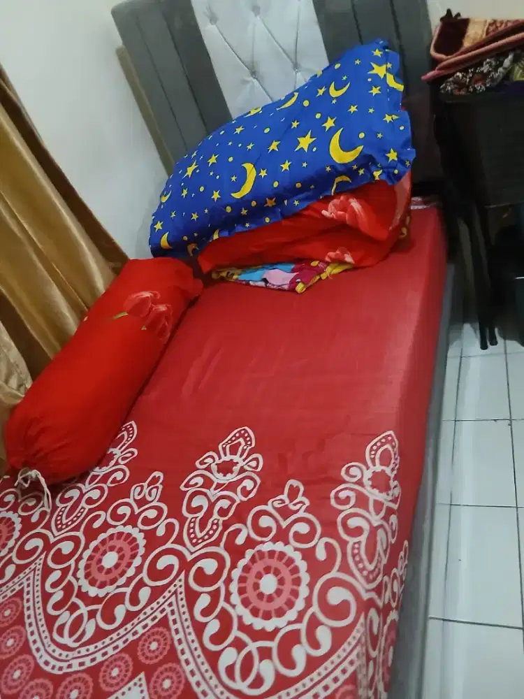 Jual springbed dan sofa kondisi bagus murah cuma 1.5 nego minat wa aja