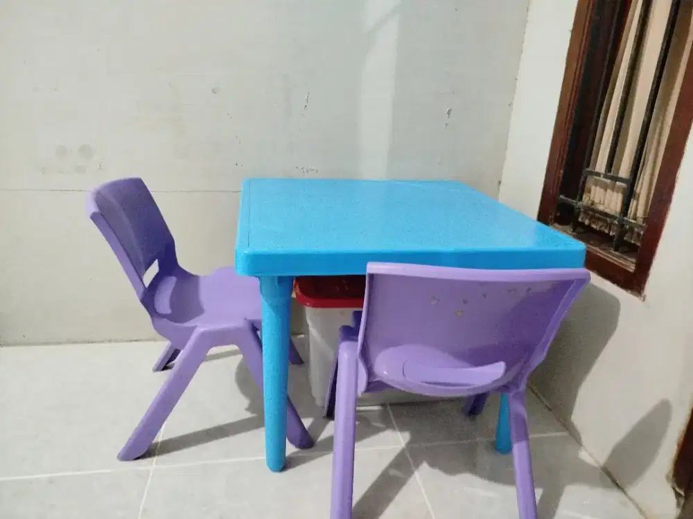 Meja dan kursi belajar