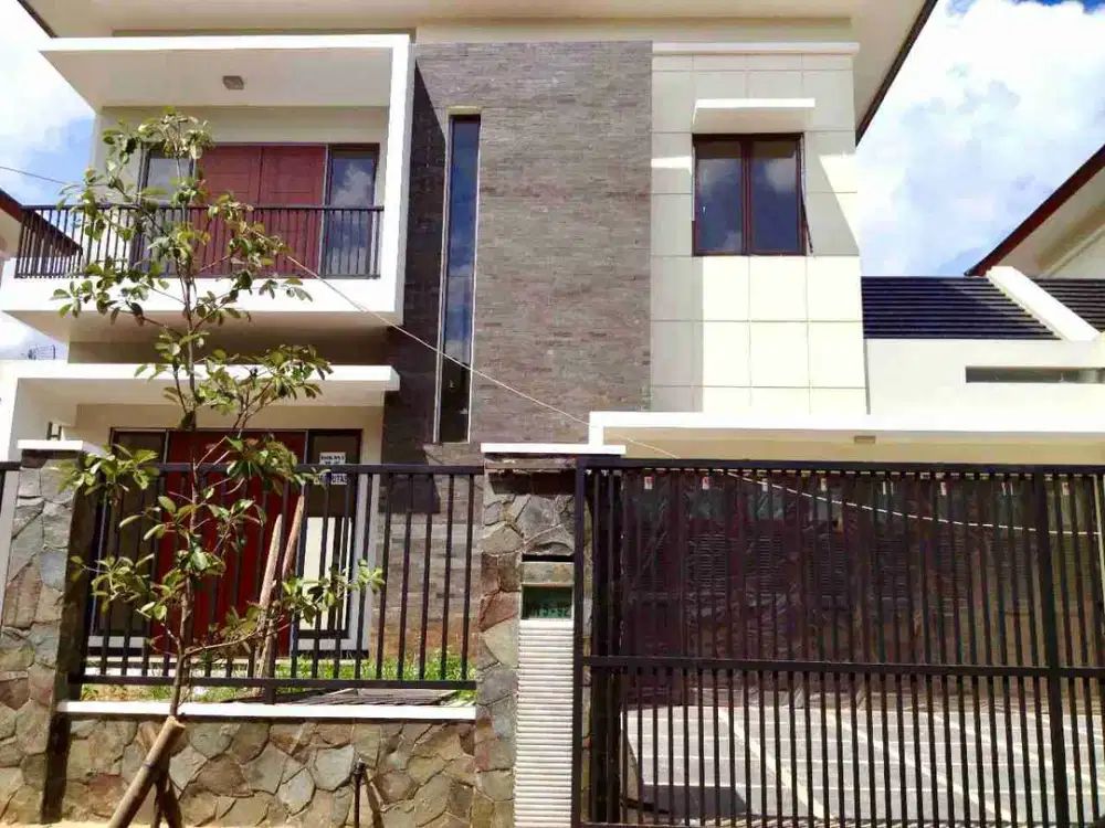 Dijual Rumah Strategis Bisa Usaha di Jalan Rame Harapan Indah Bekasi