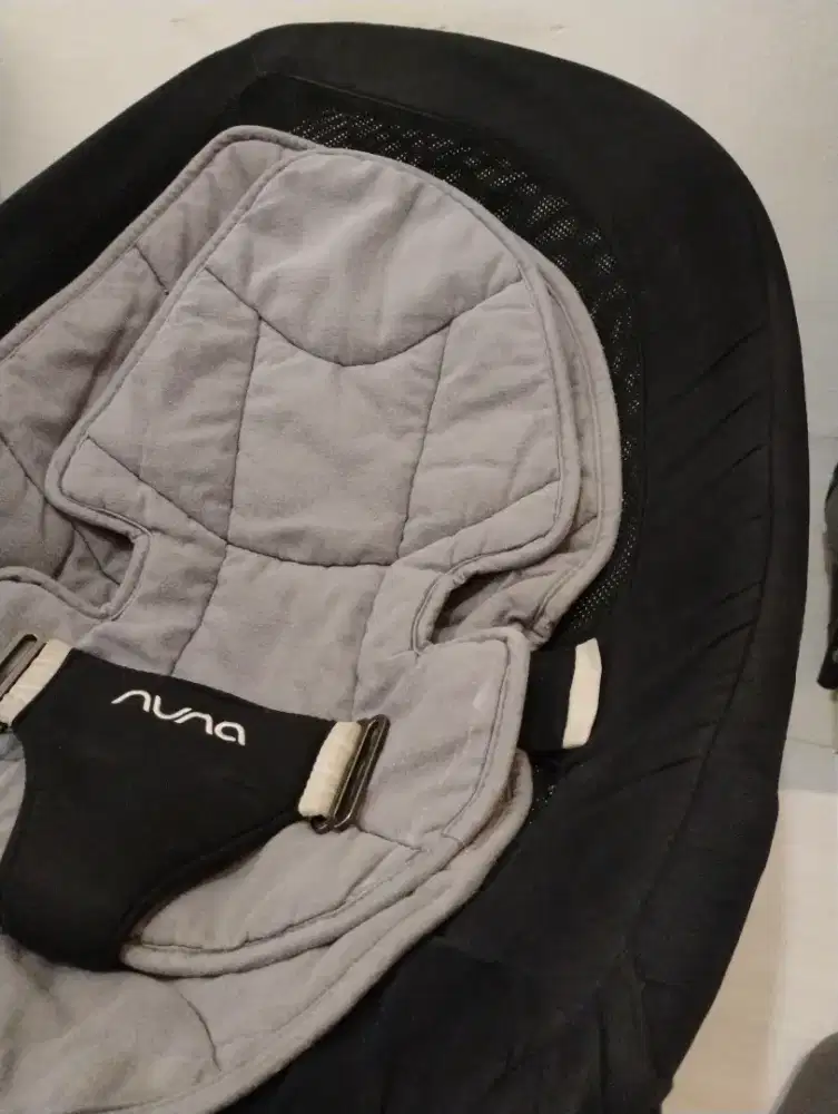 NUNA bouncer warna black gray