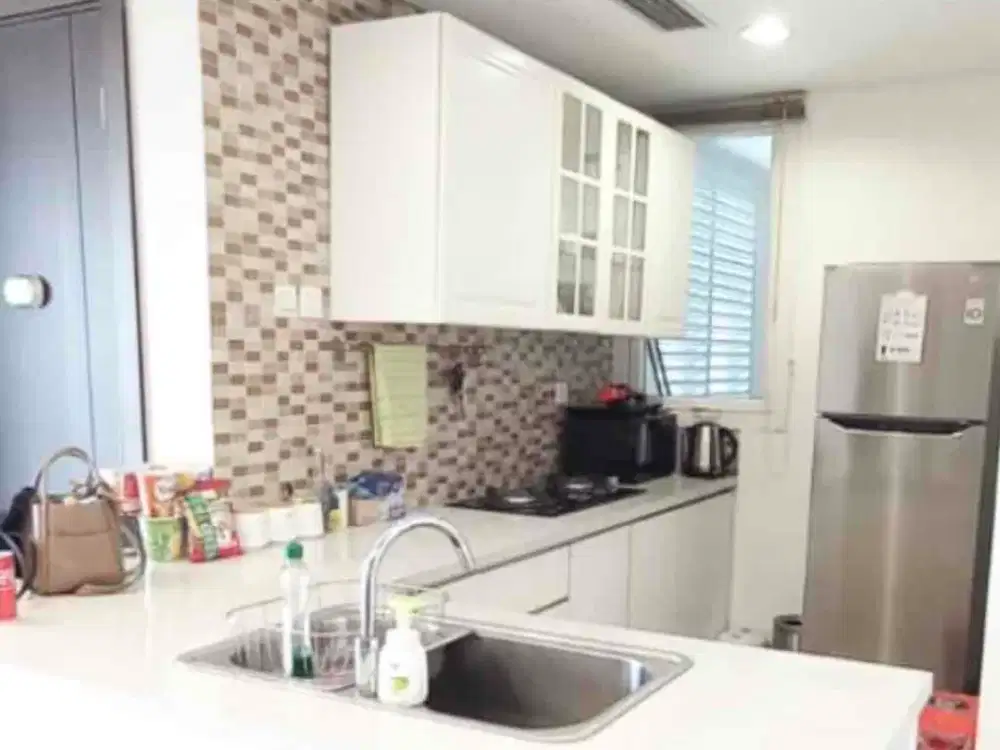 Disewakan apartemen 3 kamar tidur private lift full furnish lantai rendah lt 6 view pool dekat universal dan gandhi memorial school tower lavender di apartement royale springhill Kemayoran jakarta pusat