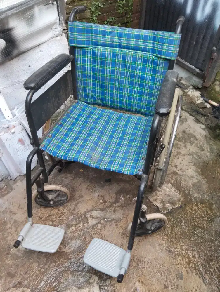 Kursi roda bekas layak pakai