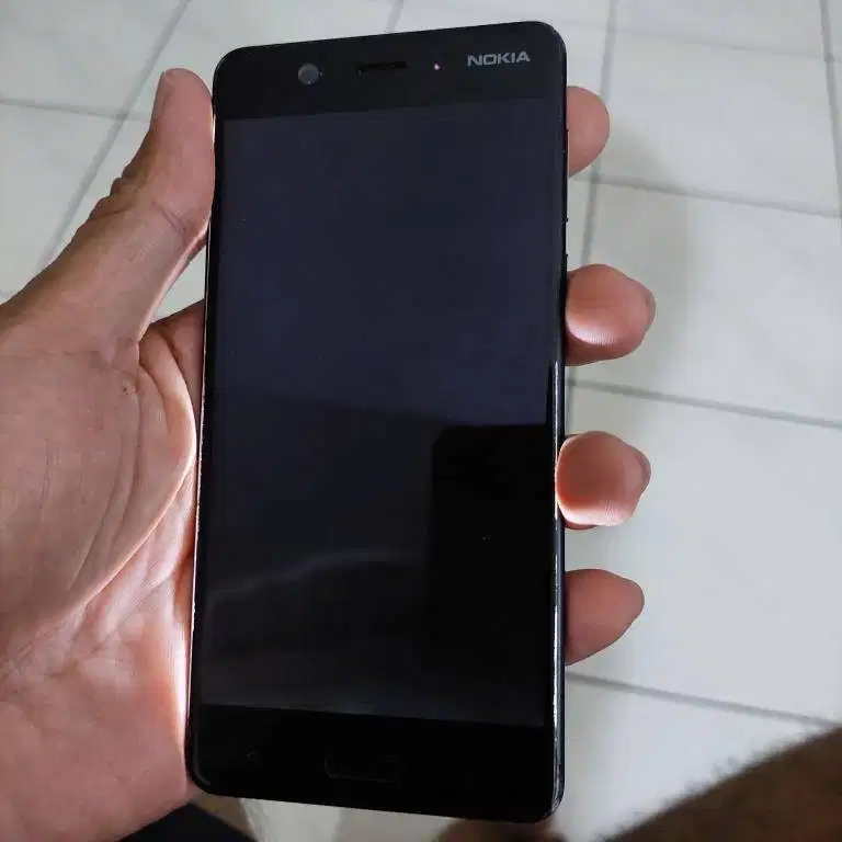 Nokia 5 warna hitam