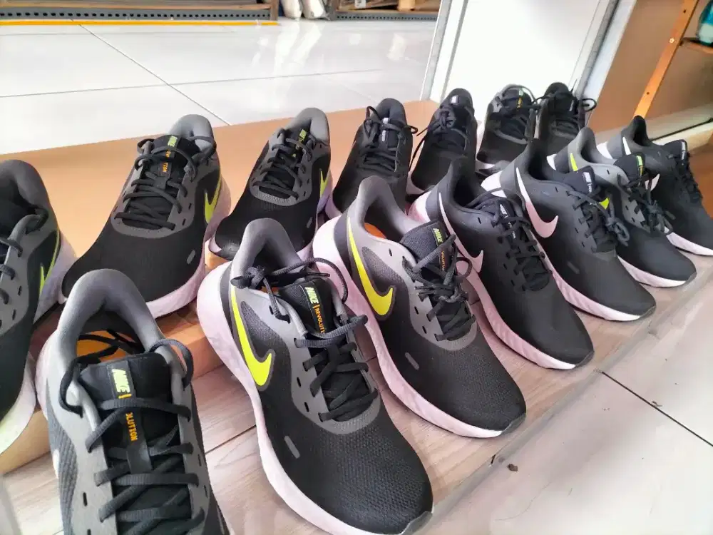 'Sepatu Running Nike REVOLUTION size 42',