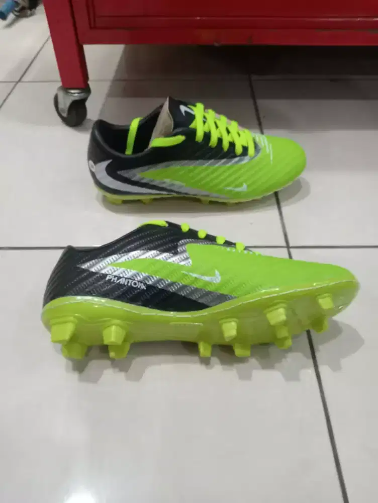 sepatu bola hijau