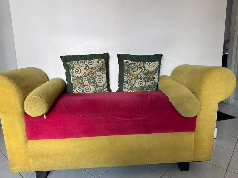Sofa with two cusions