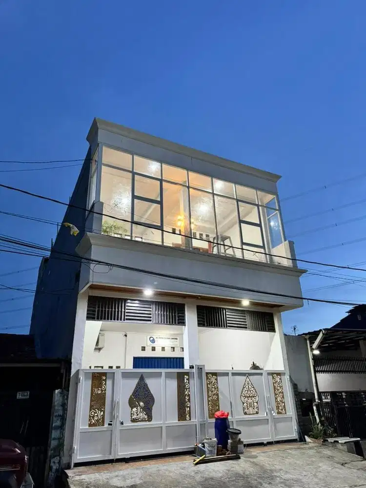 Dijual Rumah pinggir jalan ramai bagus buat PT.dagang ruko ramai