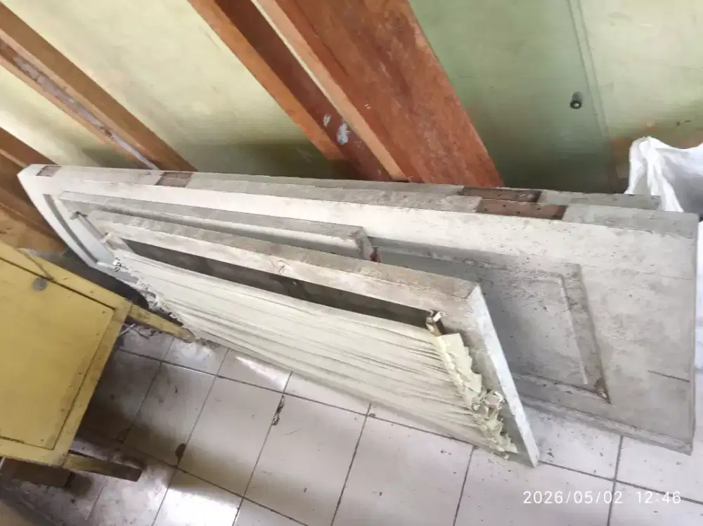 Daun pintu kayu dan kusen