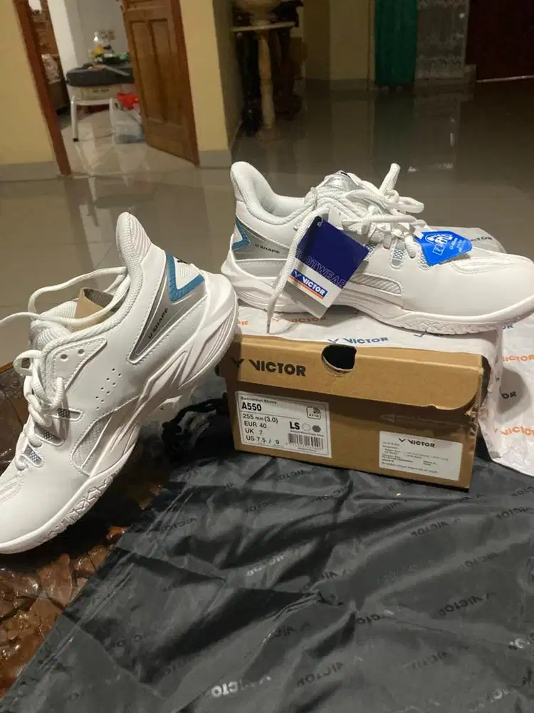 Sepatu badminton victor size 40