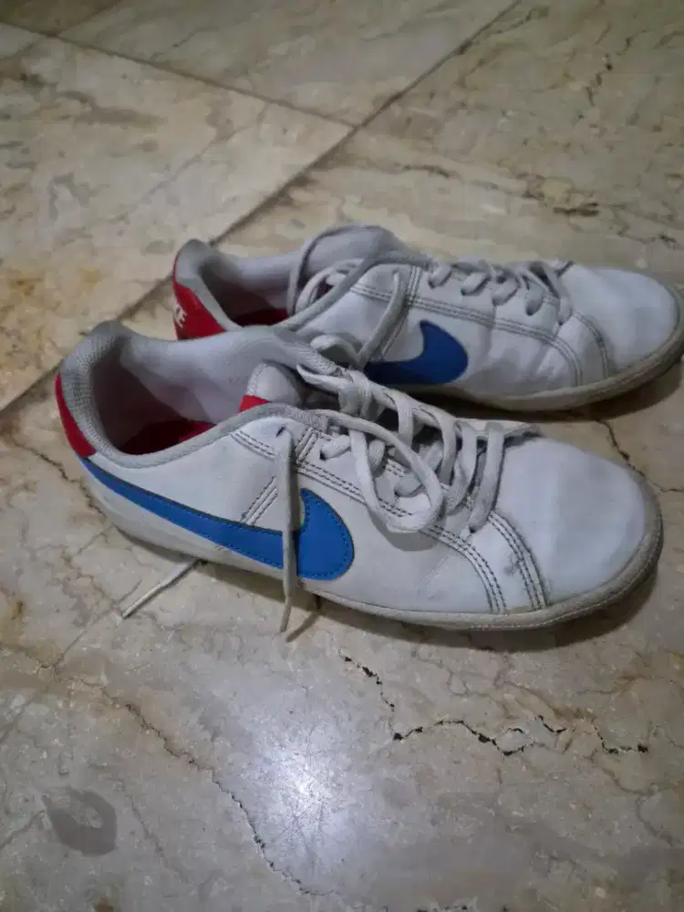 Sepatu jalan nike