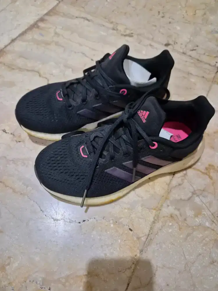 Sepatu gym wanita adidas